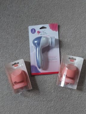 Facial Cleansing Brush - White & Blue
